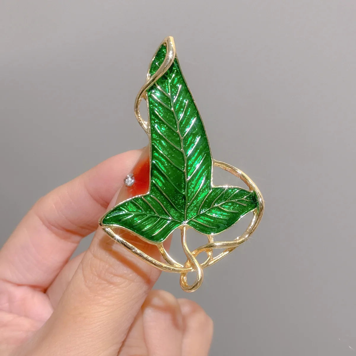 Broche Folhas Verdes de Lórien – O Senhor dos Anéis (Elfico, Colecionável em Metal)